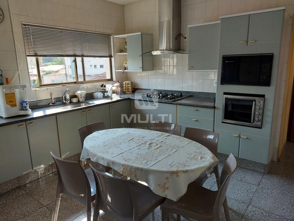Apartamento à venda com 3 quartos, 130m² - Foto 2