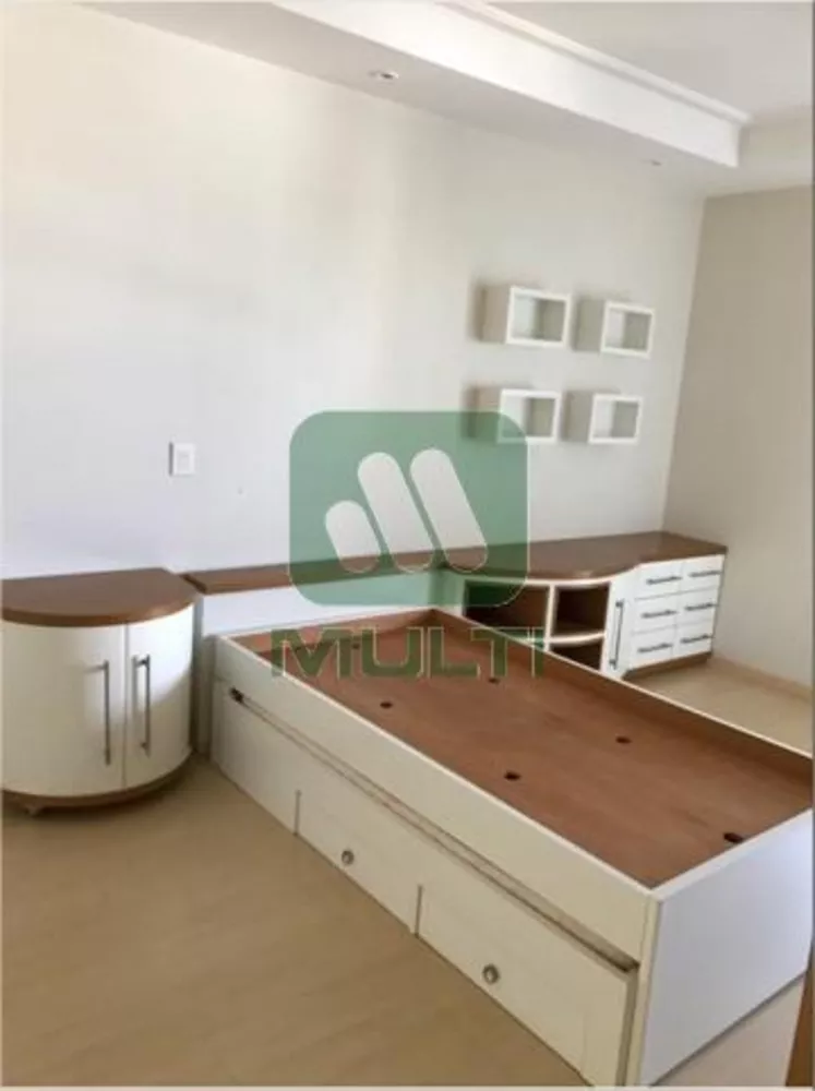 Casa à venda com 4 quartos, 581m² - Foto 4