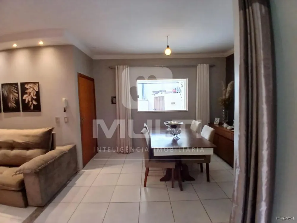 Casa, 5 quartos, 240 m² - Foto 1