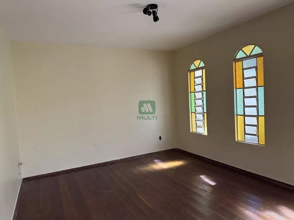 Casa à venda com 3 quartos, 202m² - Foto 1