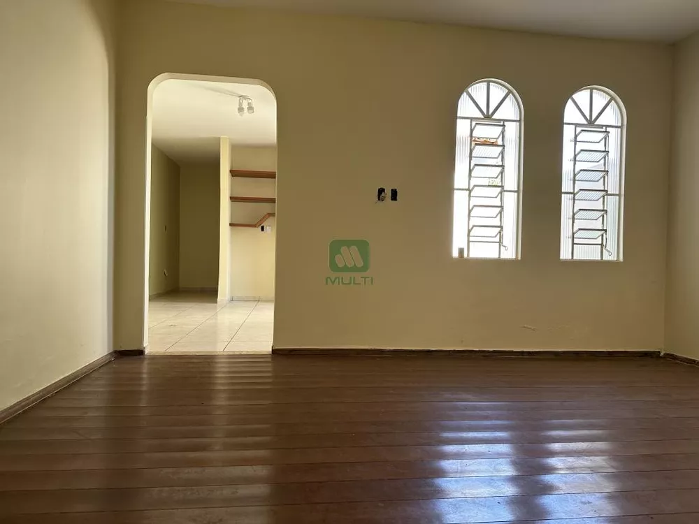 Casa à venda com 3 quartos, 202m² - Foto 3