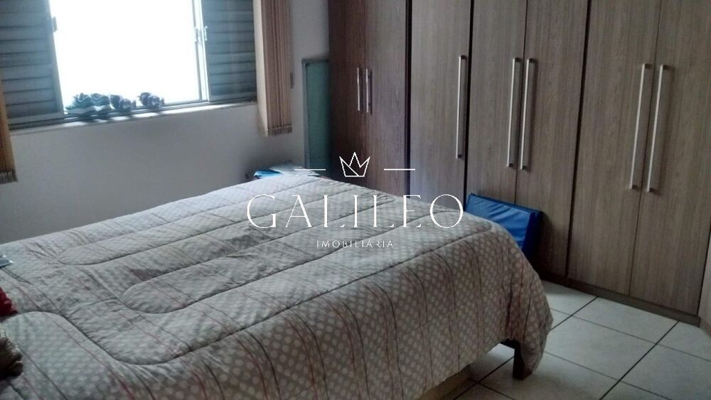 Casa à venda com 3 quartos, 310m² - Foto 1