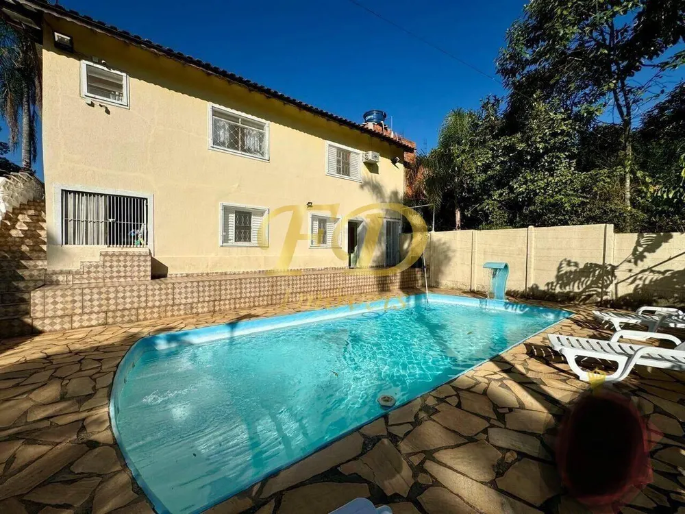 Chácara, 3 quartos, 1580 m² - Foto 1