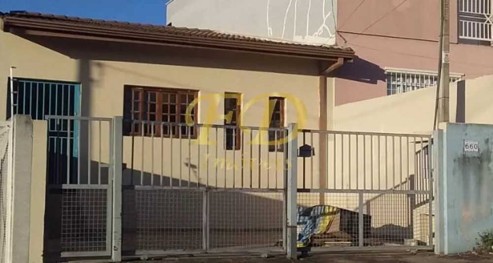 Casa à venda com 3 quartos, 98m² - Foto 1