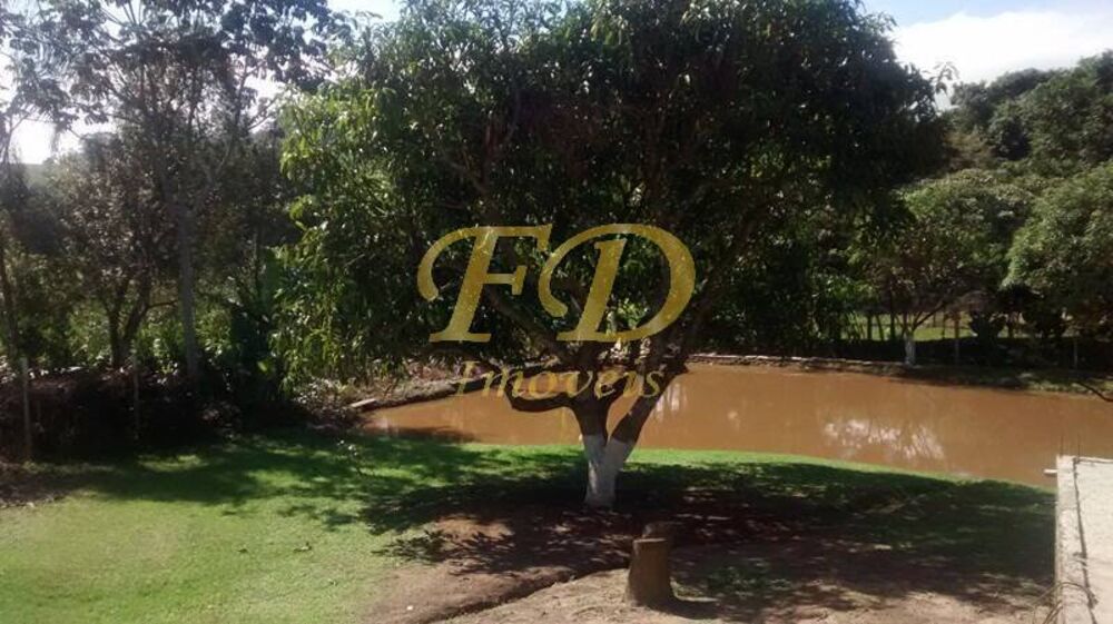 Chácara à venda com 3 quartos, 200m² - Foto 1