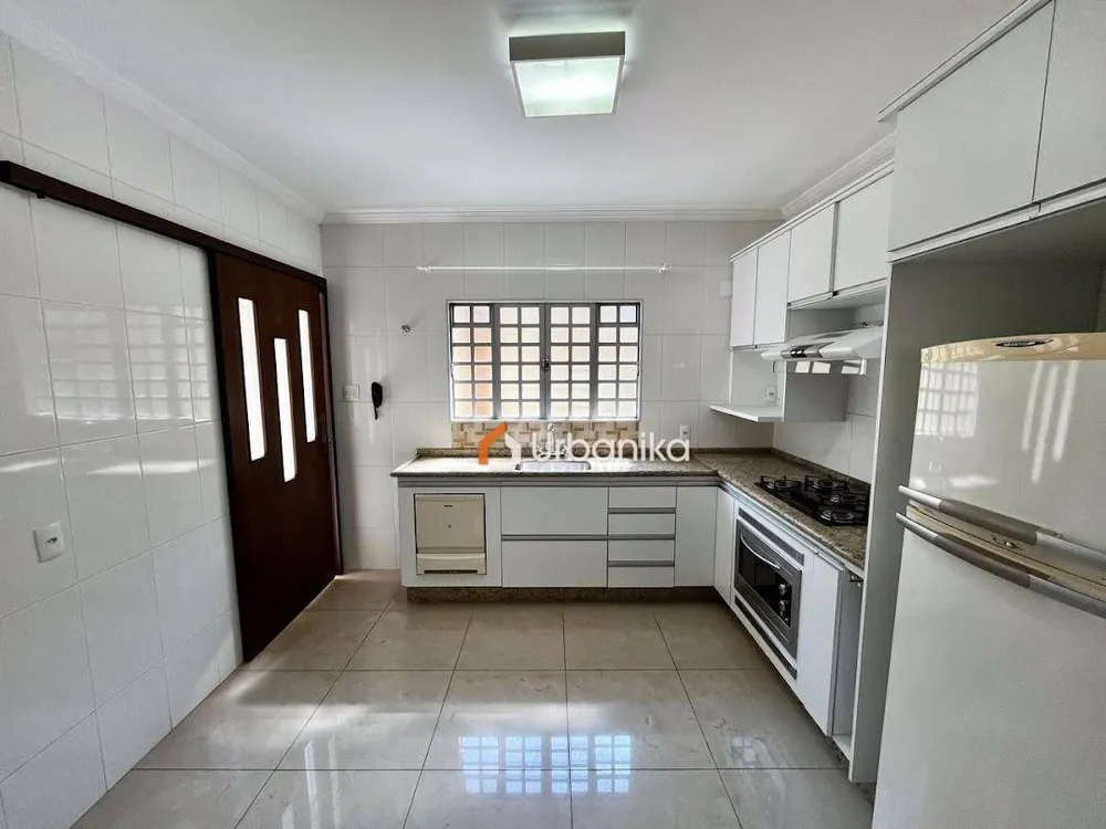 Casa, 4 quartos, 196 m² - Foto 1