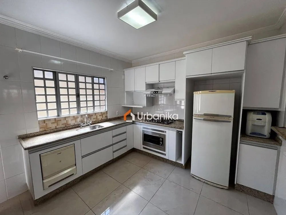 Casa, 4 quartos, 196 m² - Foto 2