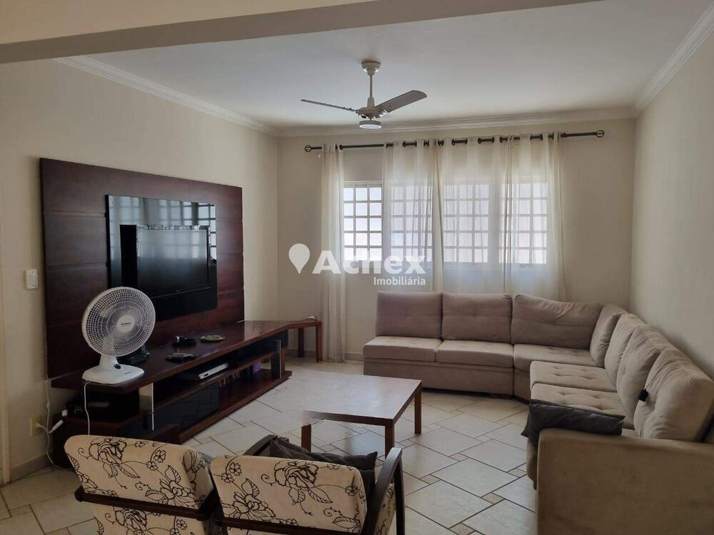 Casa, 3 quartos, 202 m² - Foto 1