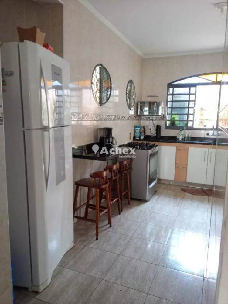 Casa à venda com 3 quartos, 217m² - Foto 8