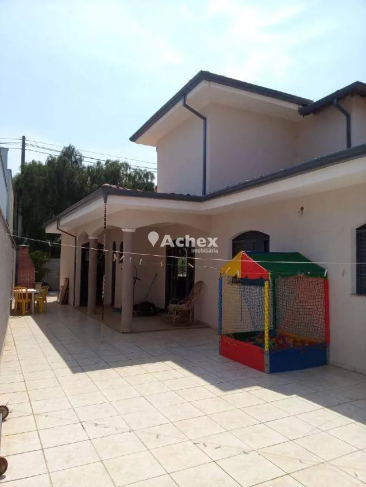 Casa à venda com 3 quartos, 217m² - Foto 1