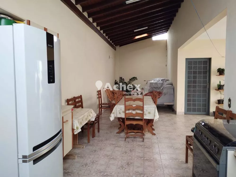 Casa à venda com 3 quartos, 222m² - Foto 3