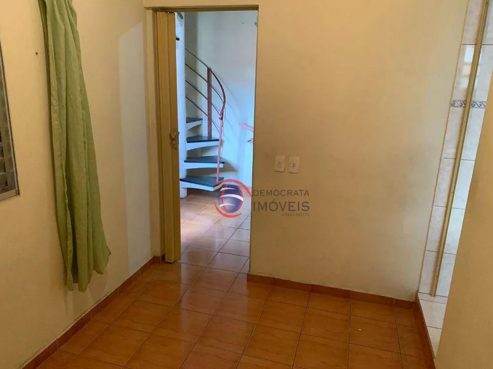 Casa à venda com 3 quartos, 100m² - Foto 4