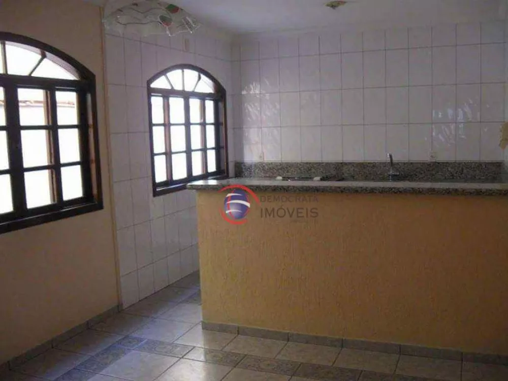 Sobrado à venda com 3 quartos, 180m² - Foto 1