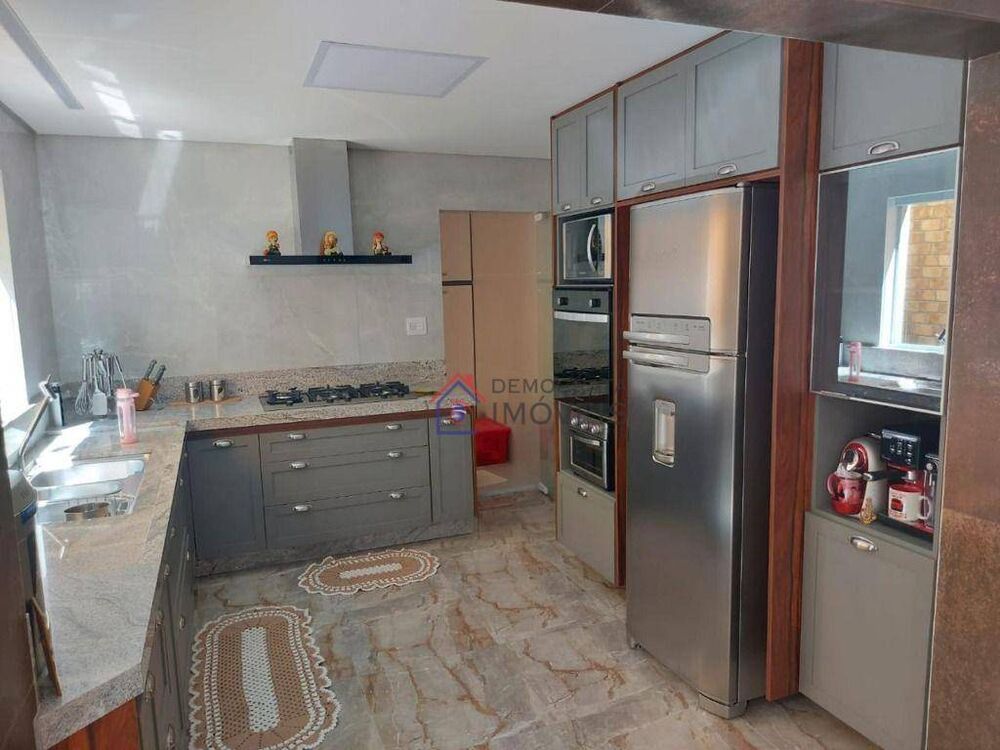Sobrado, 3 quartos, 221 m² - Foto 1