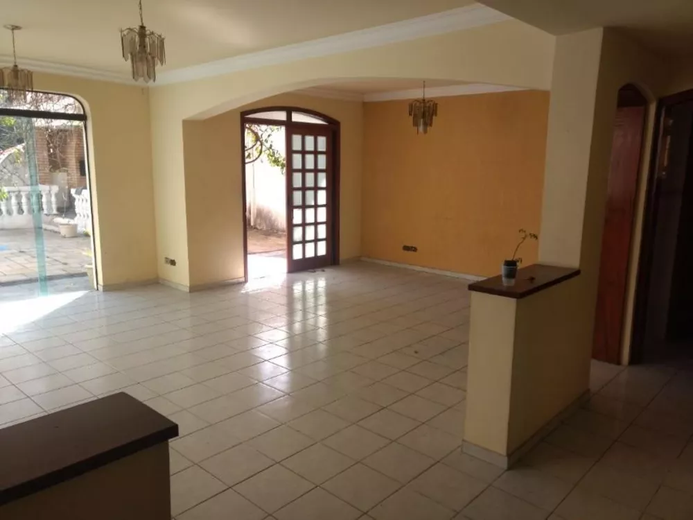 Sobrado à venda com 3 quartos, 300m² - Foto 1