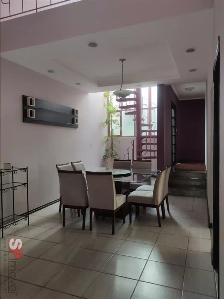 Casa à venda com 2 quartos, 196m² - Foto 2