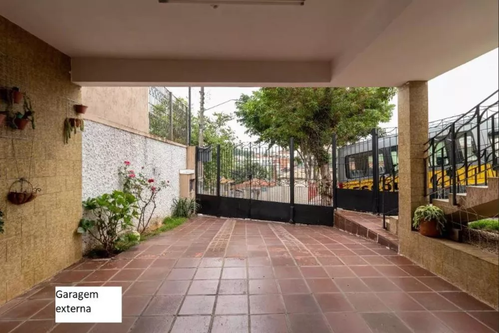 Casa à venda com 4 quartos, 215m² - Foto 2