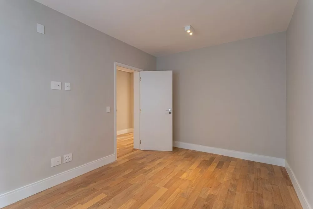 Apartamento à venda com 3 quartos, 206m² - Foto 2