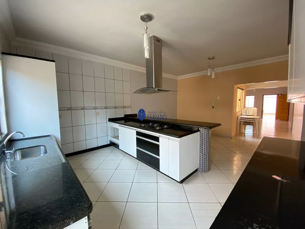 Casa, 5 quartos, 266 m² - Foto 2