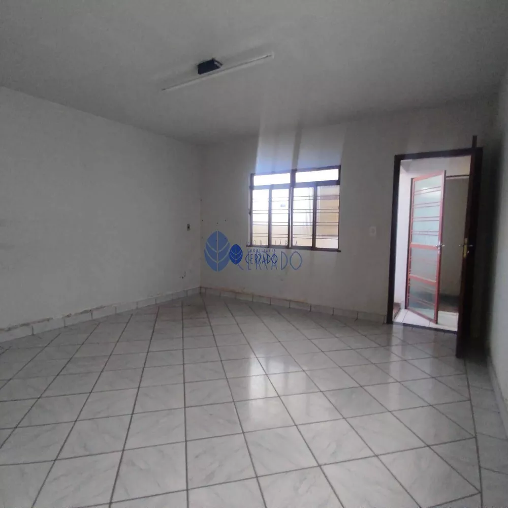 Casa à venda com 3 quartos, 250m² - Foto 1