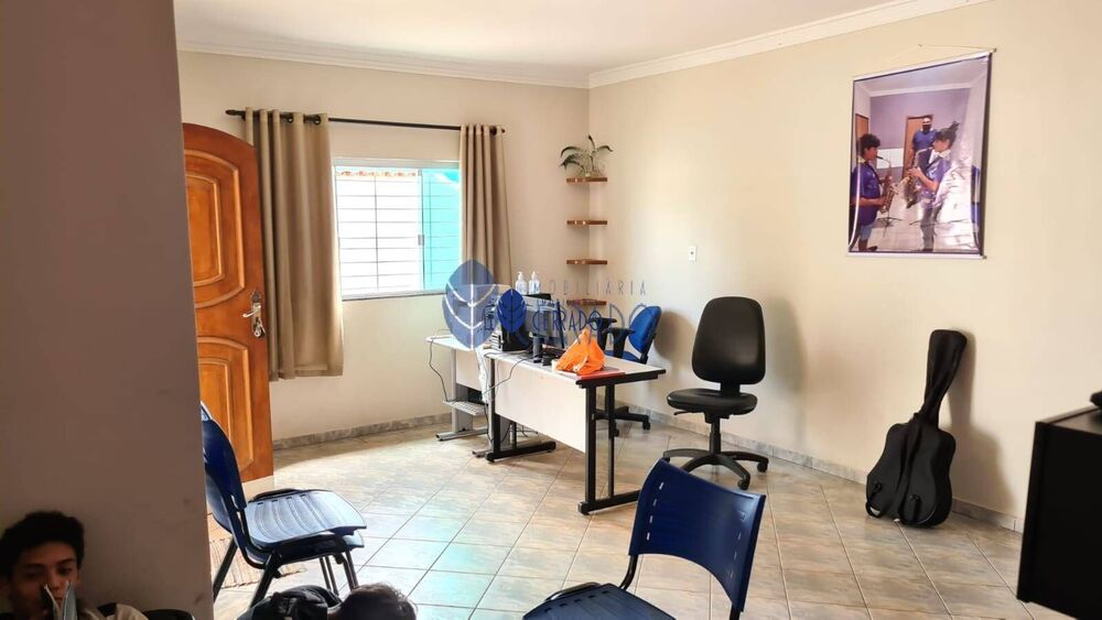 Casa à venda com 3 quartos, 177m² - Foto 1