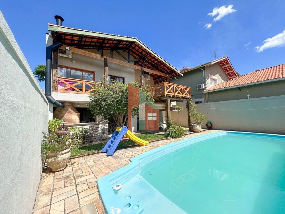 Casa à venda com 3 quartos, 250m² - Foto 1