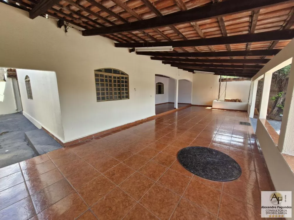 Casa à venda com 3 quartos, 175m² - Foto 1