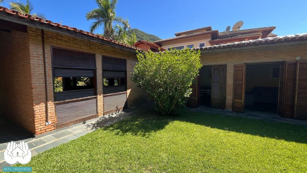 Casa à venda com 4 quartos, 211m² - Foto 2