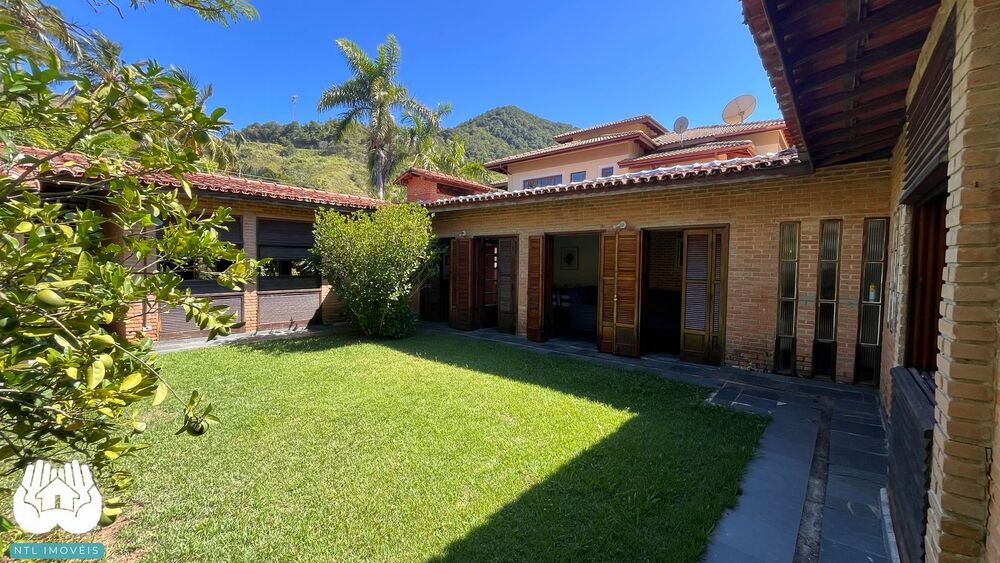 Casa à venda com 4 quartos, 211m² - Foto 1