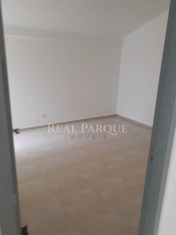 Casa à venda e aluguel com 8 quartos, 250m² - Foto 3