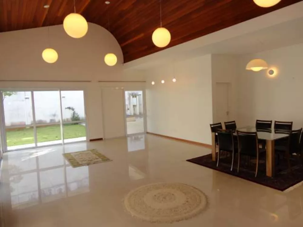 Casa à venda com 3 quartos, 378m² - Foto 1