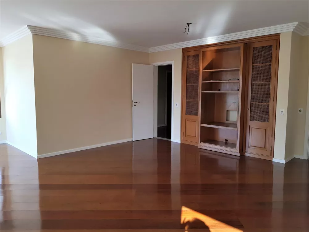 Apartamento à venda com 4 quartos, 220m² - Foto 2