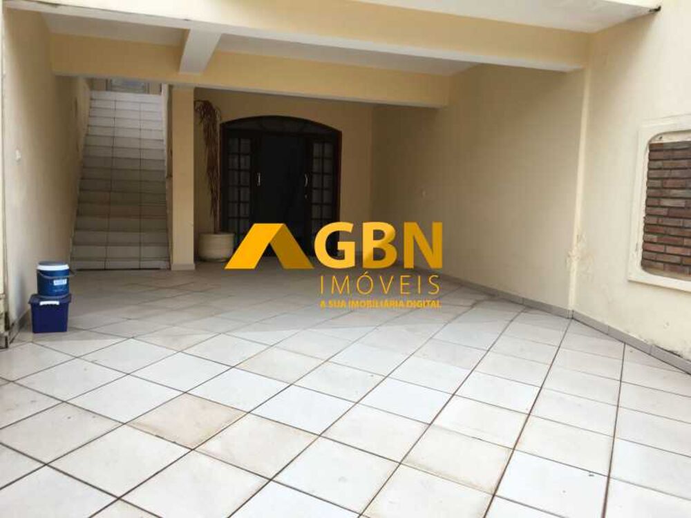 Casa à venda e aluguel com 3 quartos, 180m² - Foto 1
