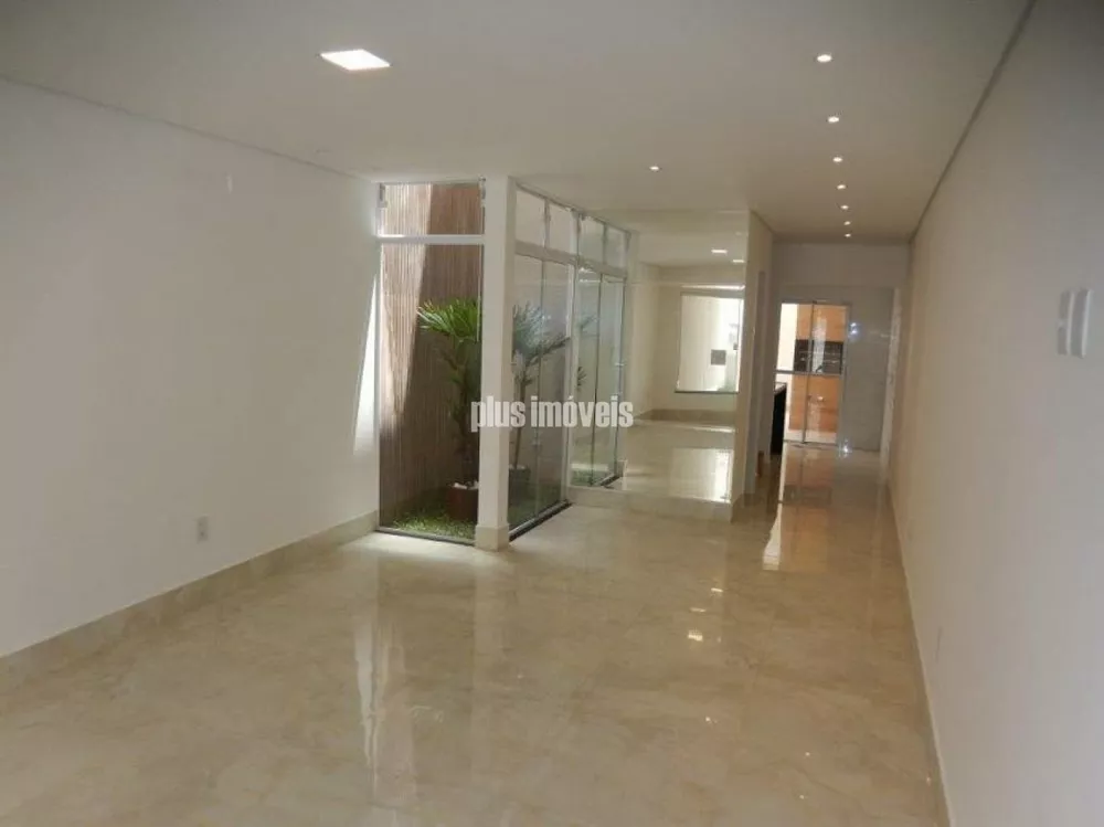 Casa à venda com 4 quartos, 200m² - Foto 3