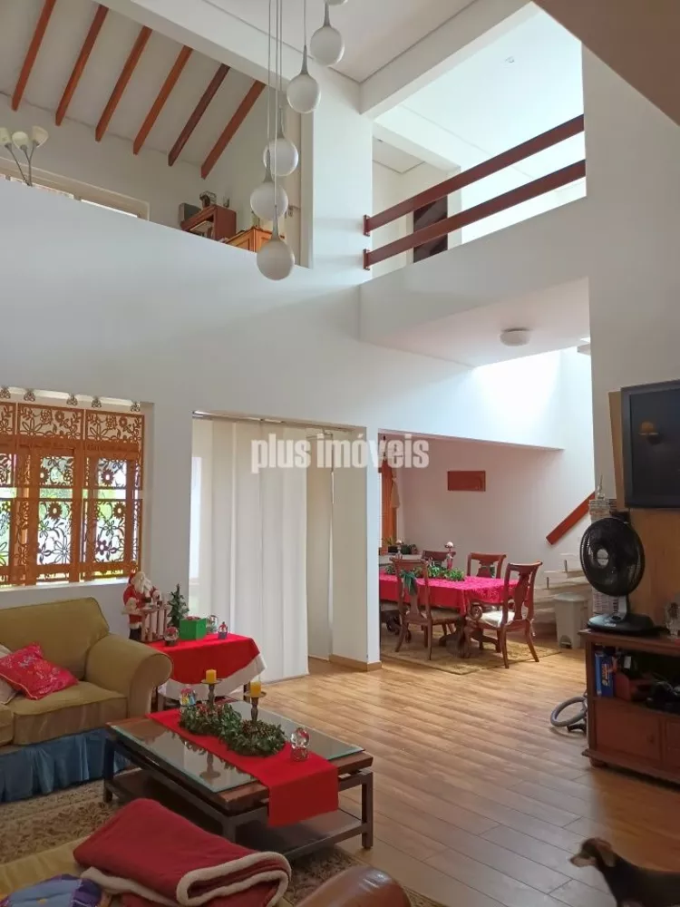 Casa à venda com 5 quartos, 310m² - Foto 1