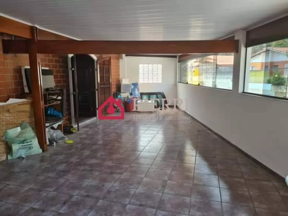 Casa à venda com 3 quartos, 250m² - Foto 1