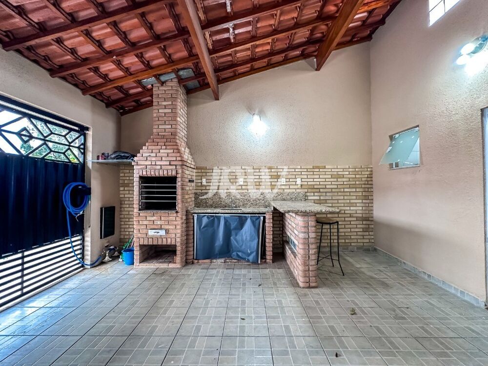 Casa à venda com 3 quartos, 200m² - Foto 1