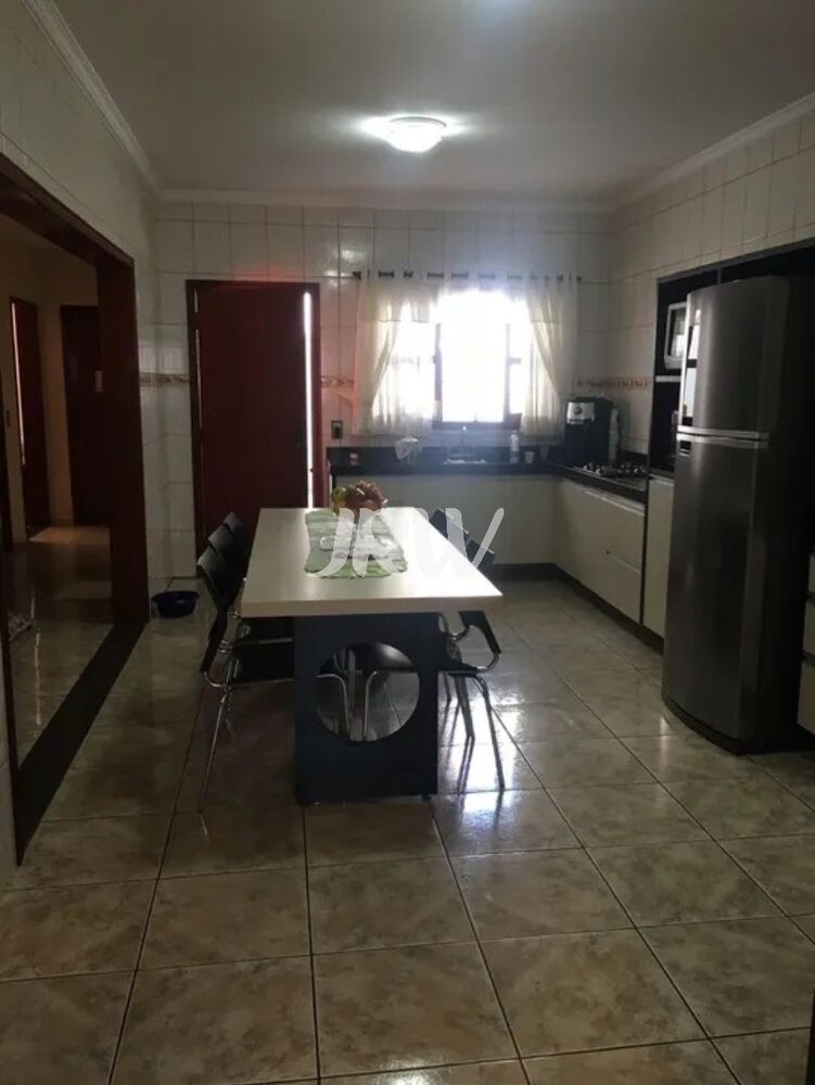 Casa à venda com 3 quartos, 250m² - Foto 2