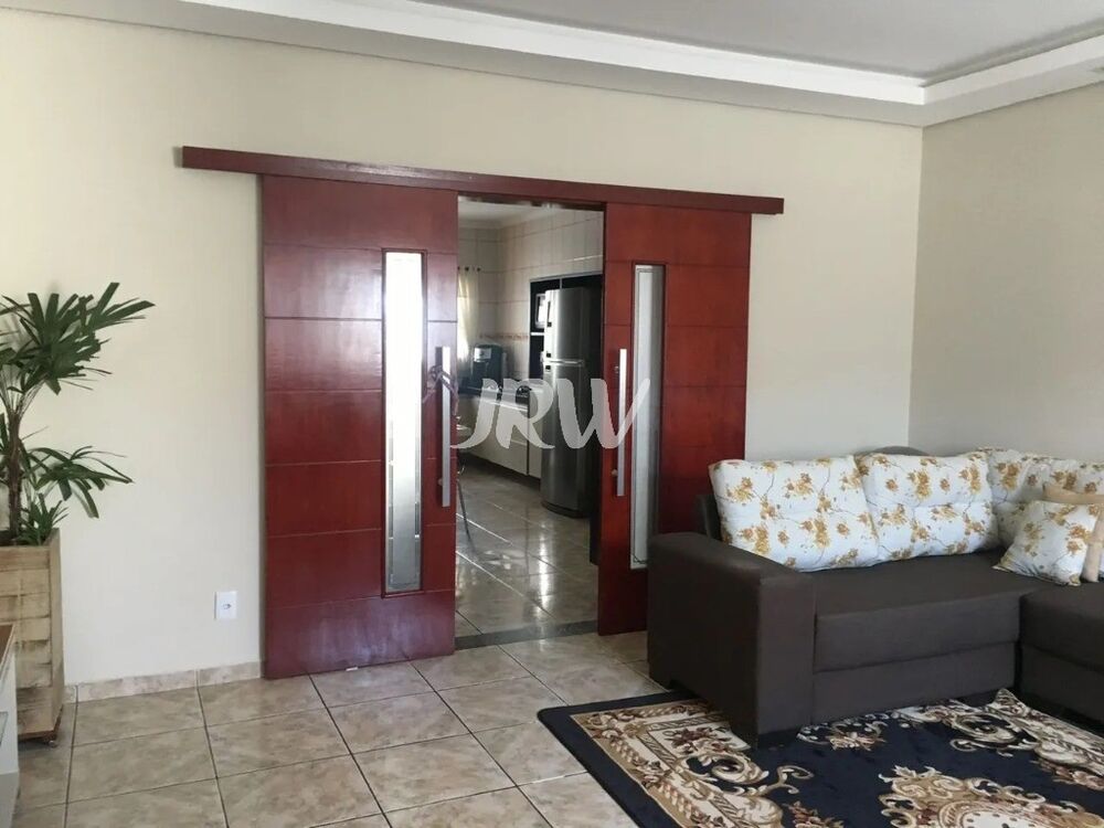 Casa à venda com 3 quartos, 250m² - Foto 1