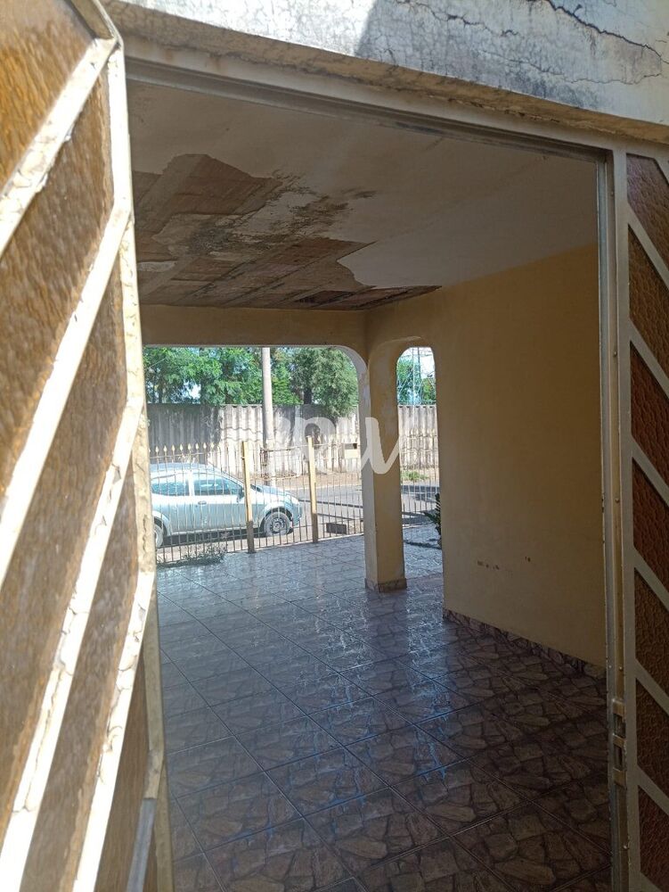 Casa à venda com 3 quartos, 250m² - Foto 2