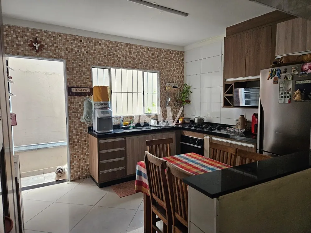 Casa, 4 quartos, 240 m² - Foto 2