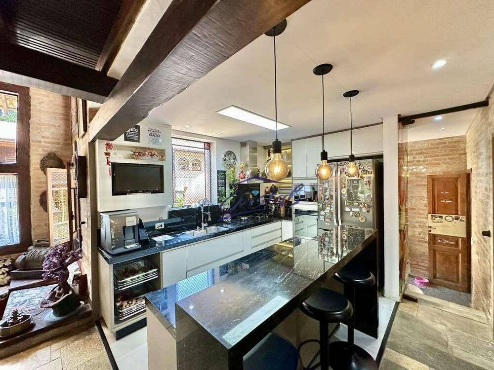 Casa de Condomínio à venda com 4 quartos, 300m² - Foto 1