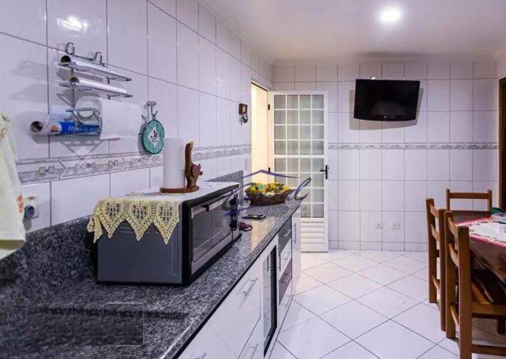 Casa à venda com 5 quartos, 200m² - Foto 1