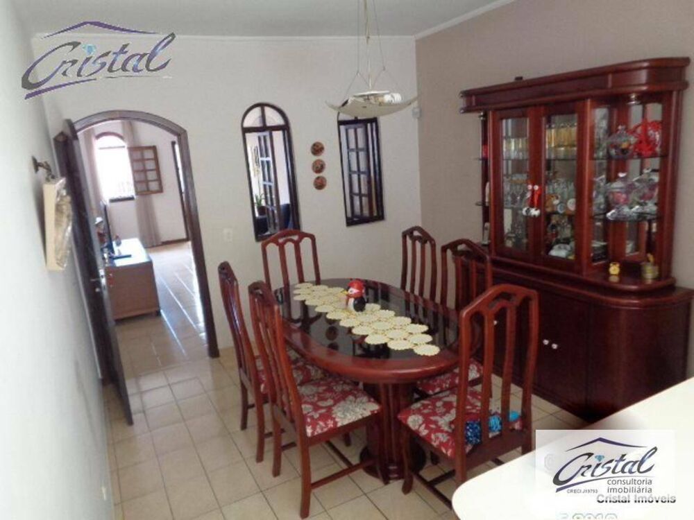 Casa à venda com 3 quartos, 240m² - Foto 2