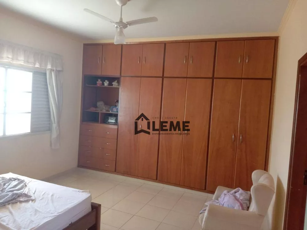 Casa à venda com 3 quartos, 291m² - Foto 2