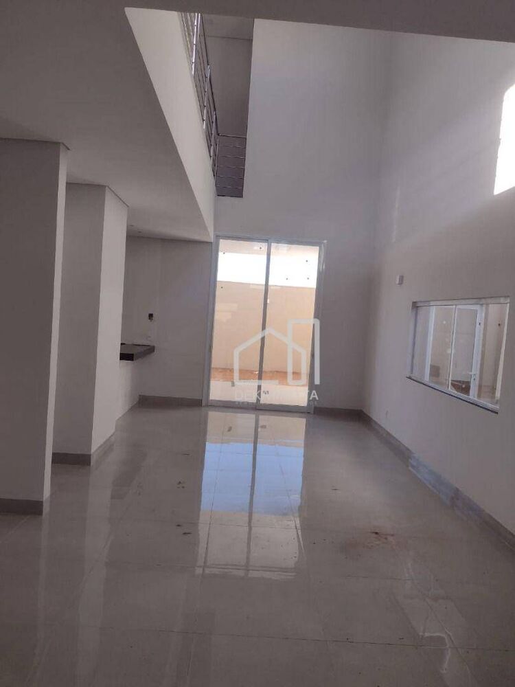 Sobrado à venda com 3 quartos, 250m² - Foto 1