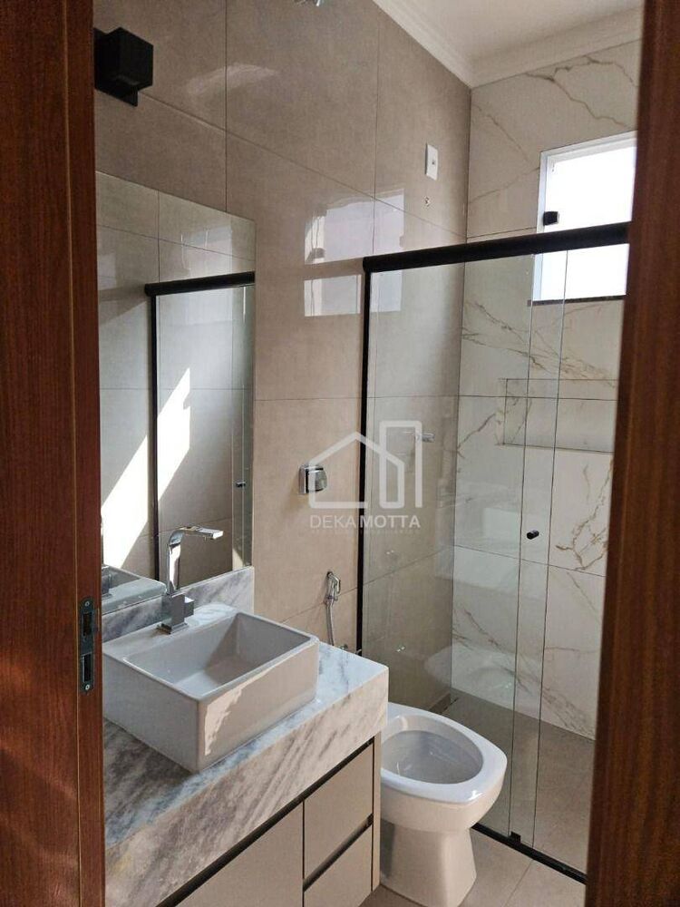 Casa à venda com 3 quartos, 126m² - Foto 1