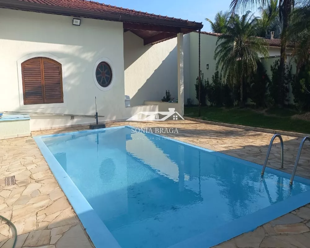 Casa à venda com 4 quartos, 230m² - Foto 1