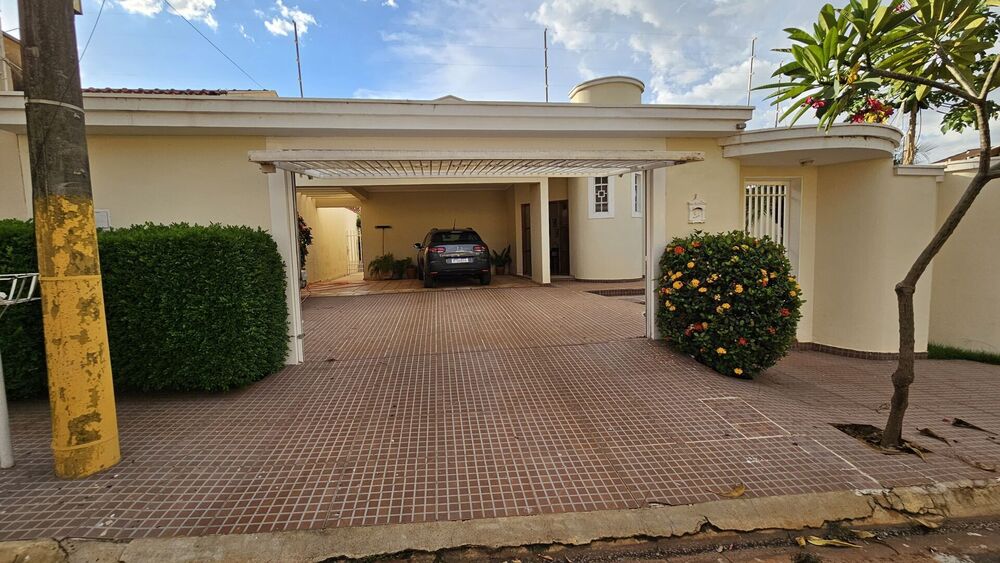 Casa à venda com 4 quartos, 242m² - Foto 1