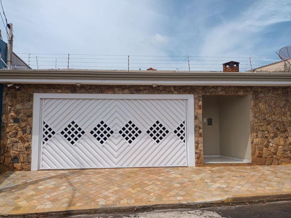 Casa à venda com 3 quartos, 223m² - Foto 1